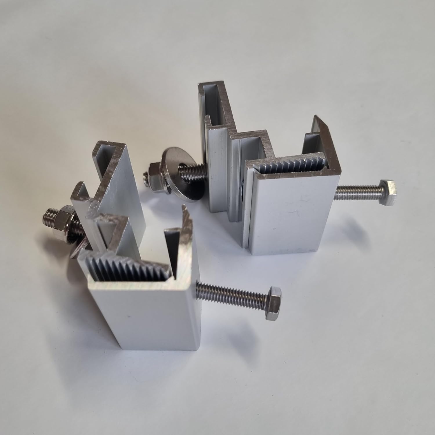 Fixations pour micro-onduleurs