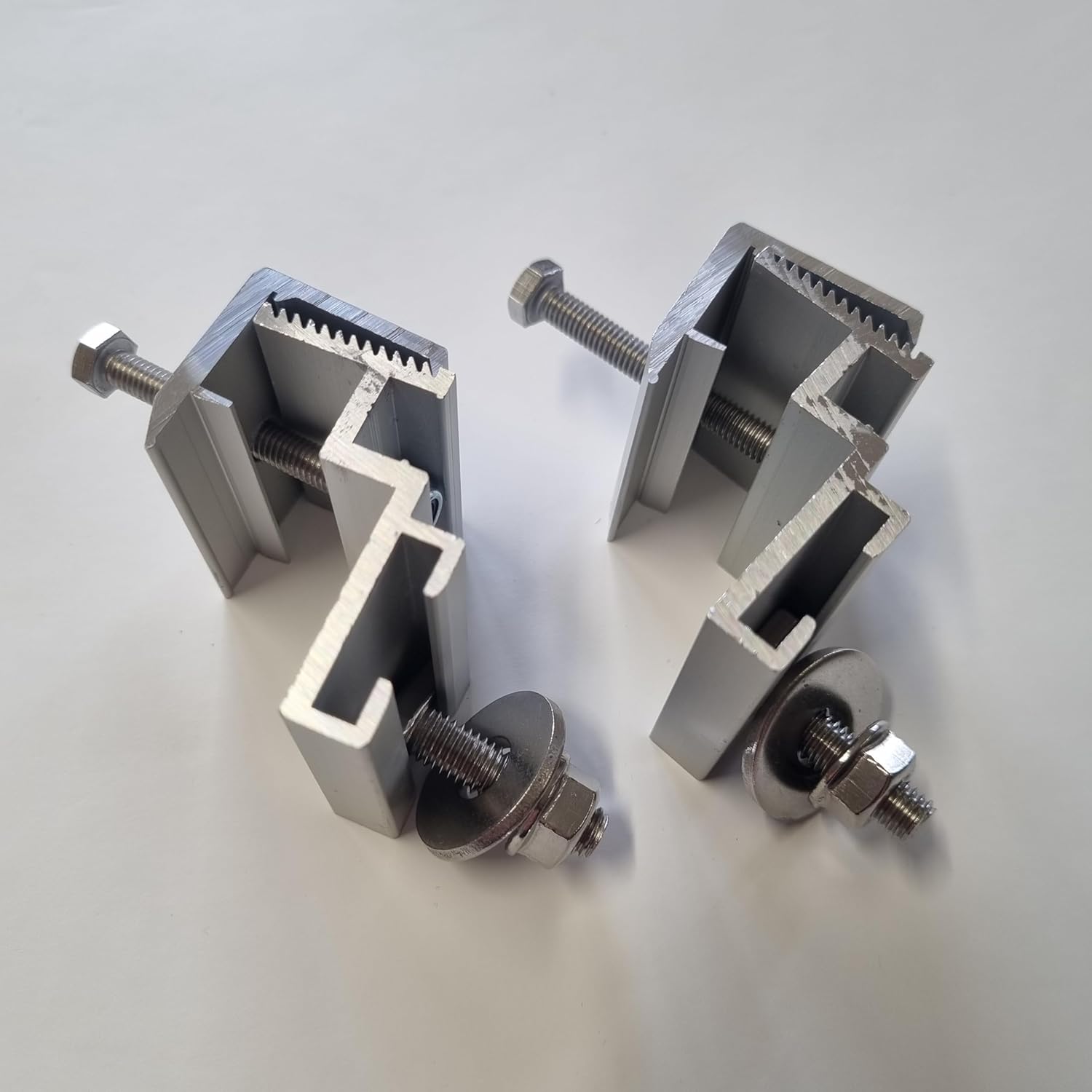 Fixations pour micro-onduleurs